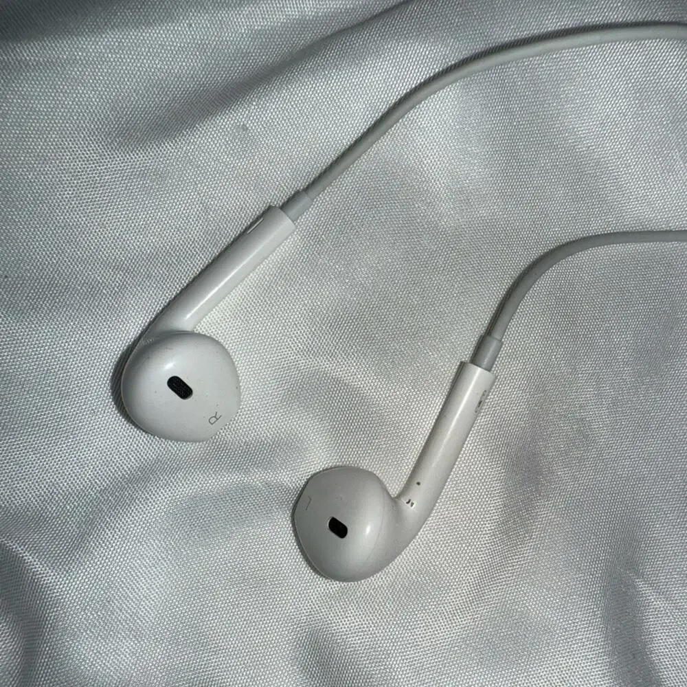 Apple Wireless White Earbuds